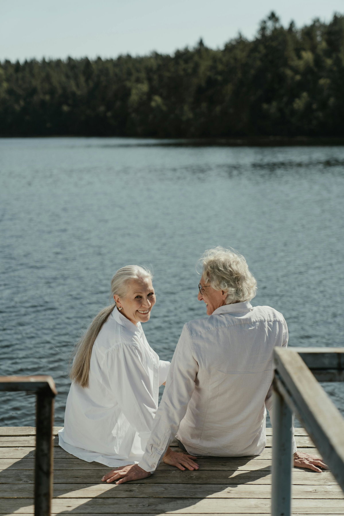 Paar an See beim ersten Date