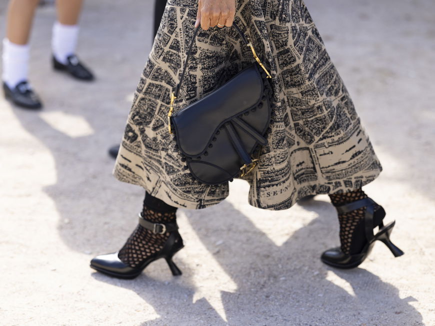 Frau im Midi-Rock bei Dior
