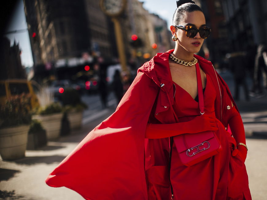 Frau mit Statement-Kette