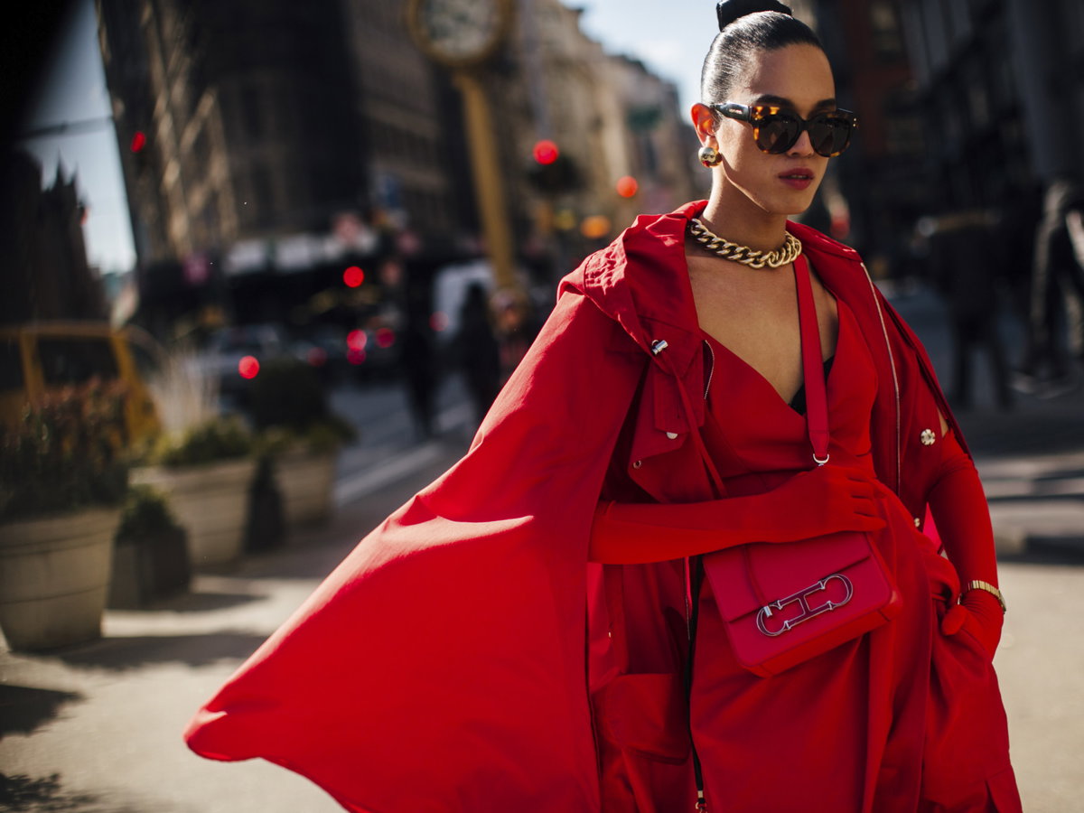 Frau mit Statement-Kette