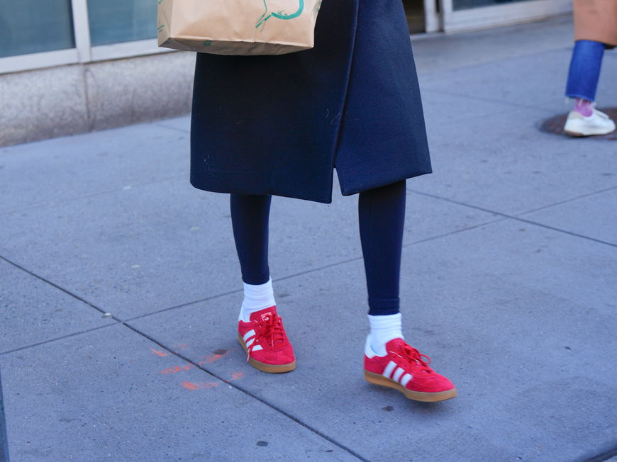 Gigi Hadid in roten Sneakern