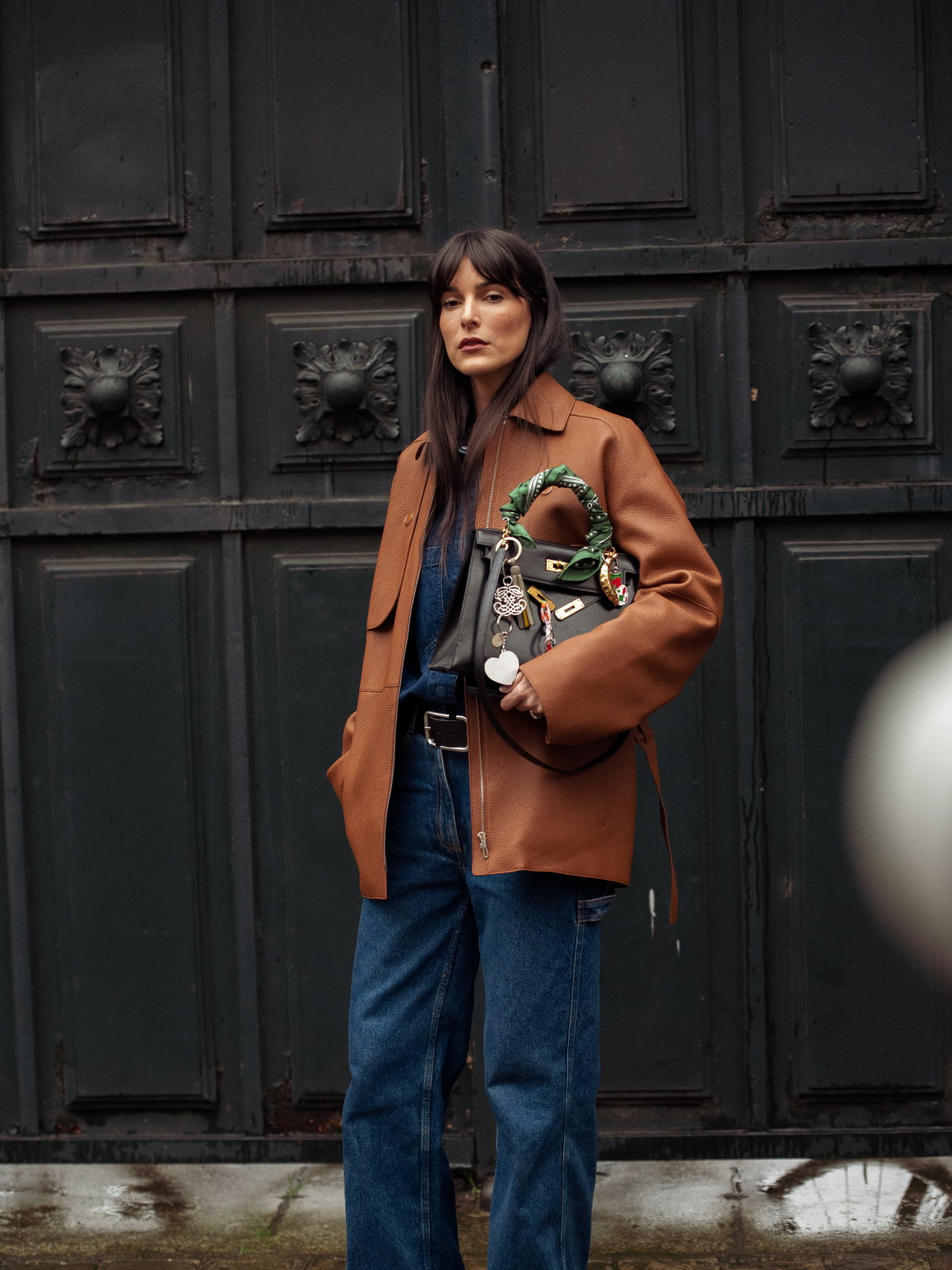 Frau im Jeans-Look