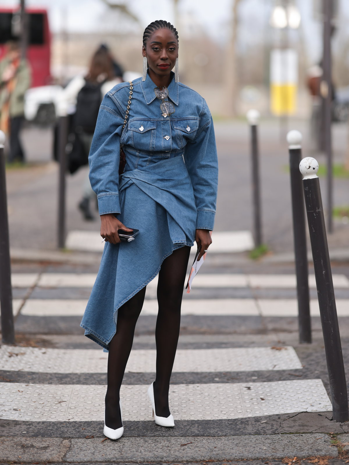 Frau im Jeans-Look