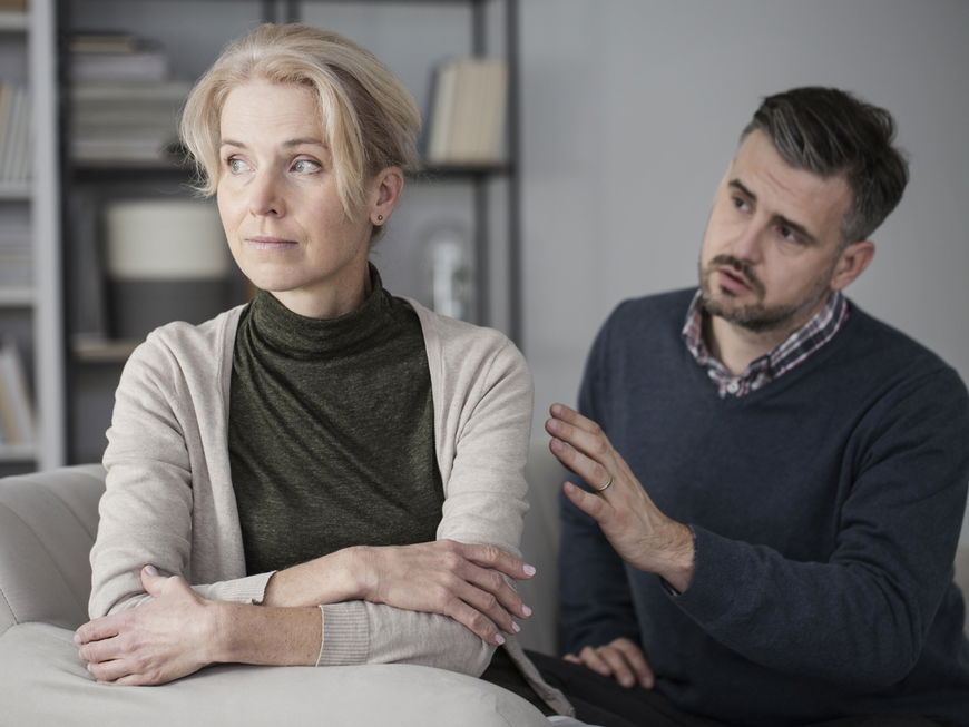 Mann und Frau sitzen auf dem Sofa