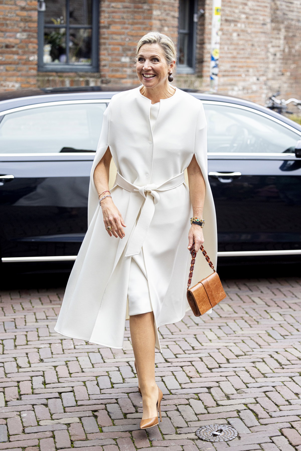 Königin Maxima im weißen Kleid