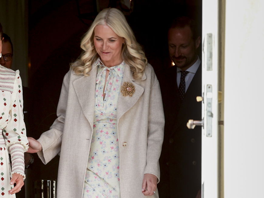Mette Marit trägt beigefarbenen Mantel