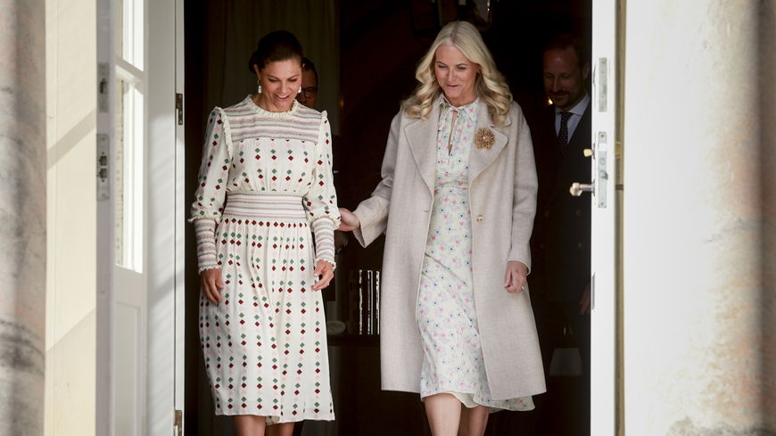 Diesen Frühlings-Mantel gucken wir uns von Prinzessin Mette-Marit ab