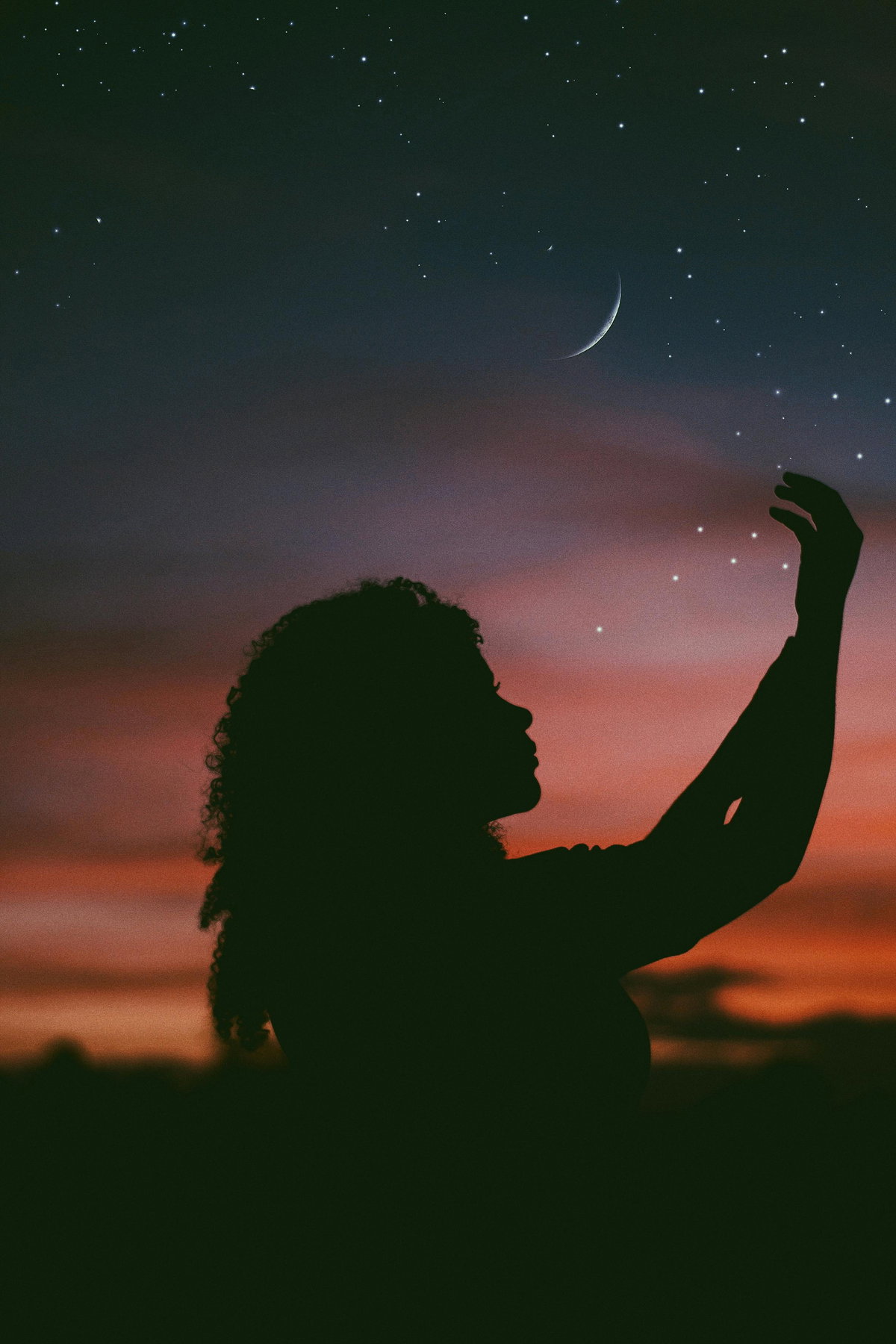 Silhouette einer Frau vor dem Nachthimmel
