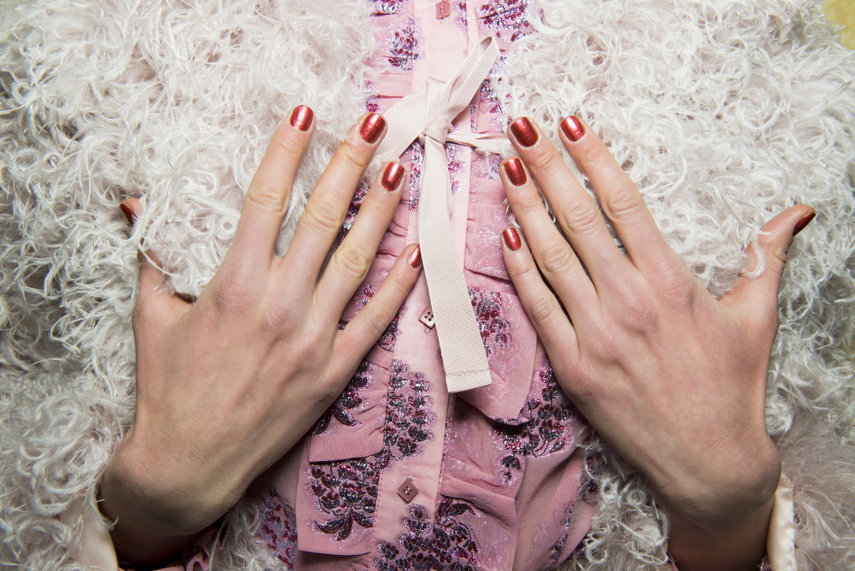 Nails rot Schimmer