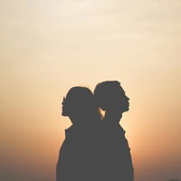 An diesen 3 Anzeichen erkennst du, dass deine Kindheit deine Beziehung beeinflusst