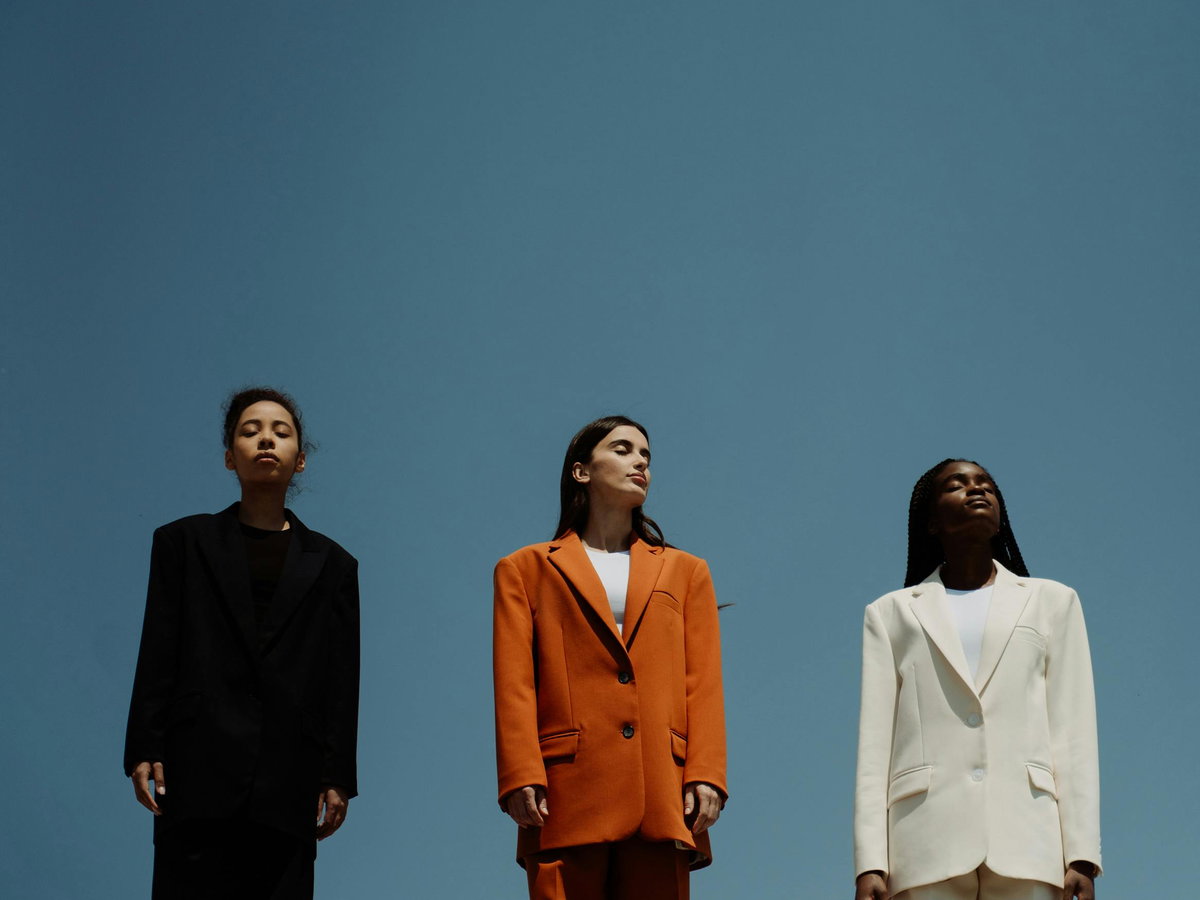 3 Frauen mit Anzügen