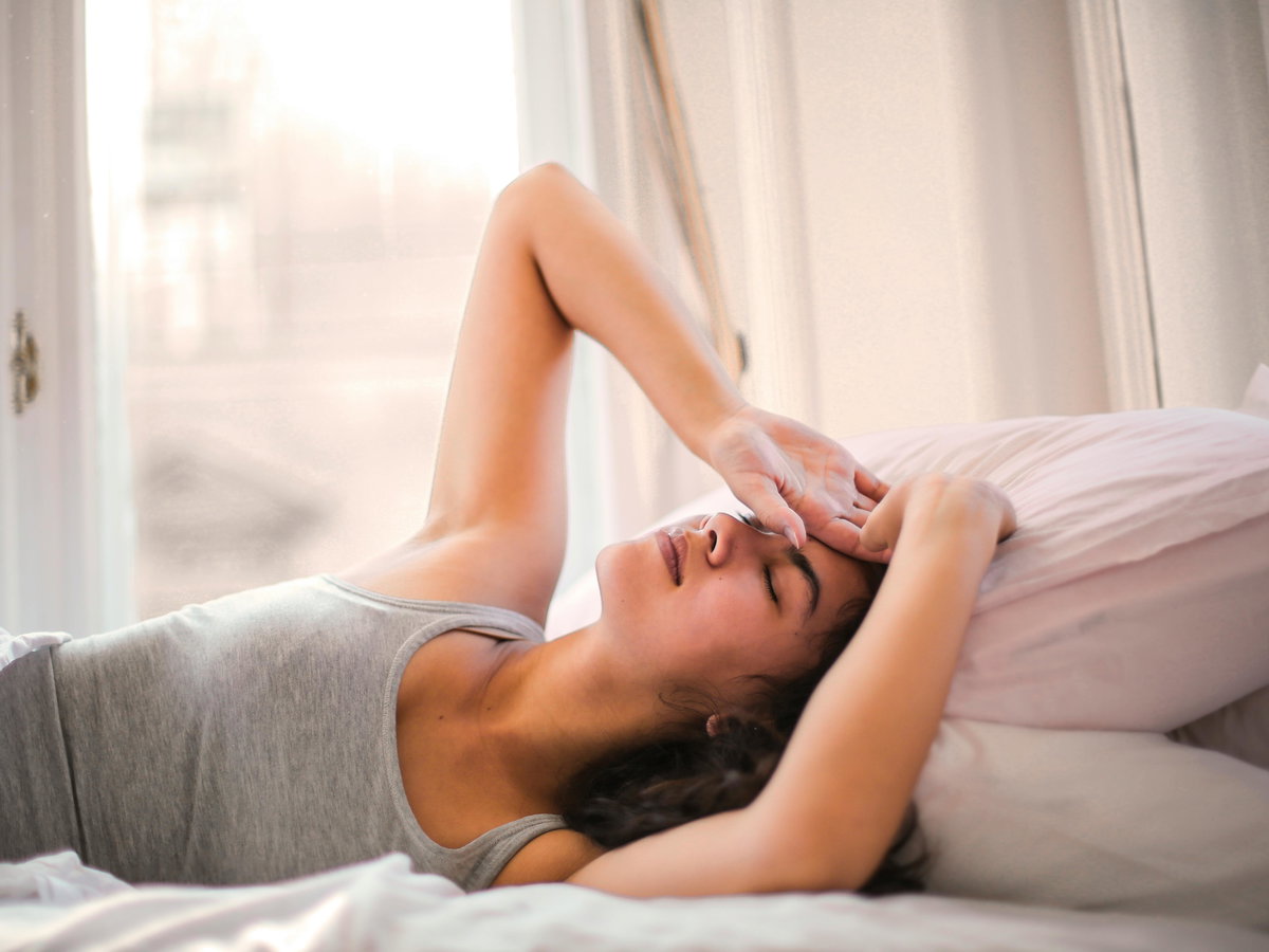 Frau hat Probleme beim Durchschlafen