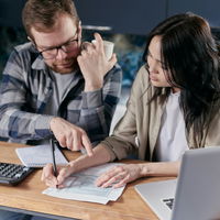 Ab wann du mit deinem Partner und Partnerinnen über Geld sprechen solltest