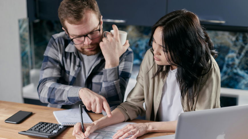 Ab wann du mit deinem Partner und Partnerinnen über Geld sprechen solltest