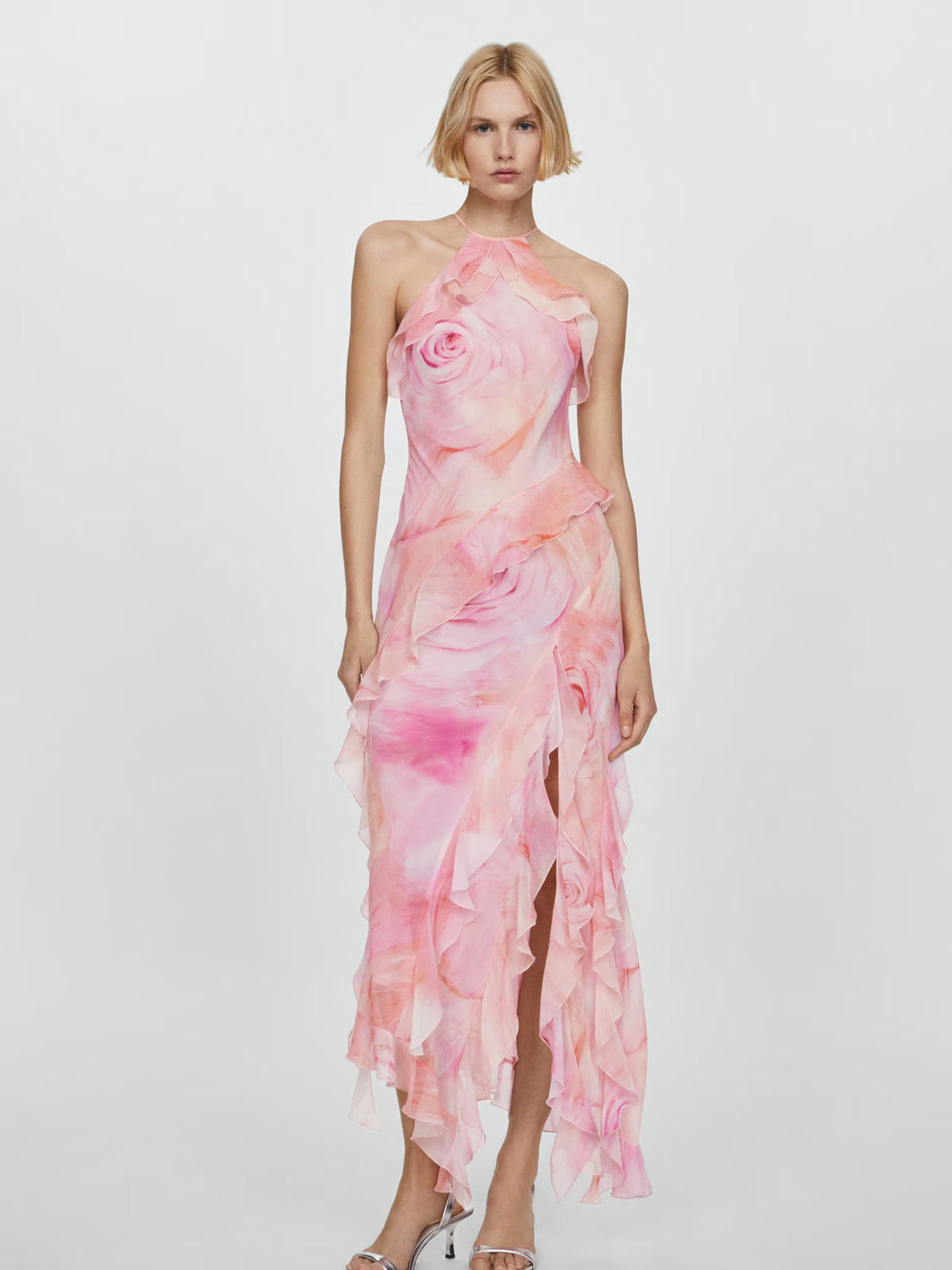 Frau in floralem Kleid