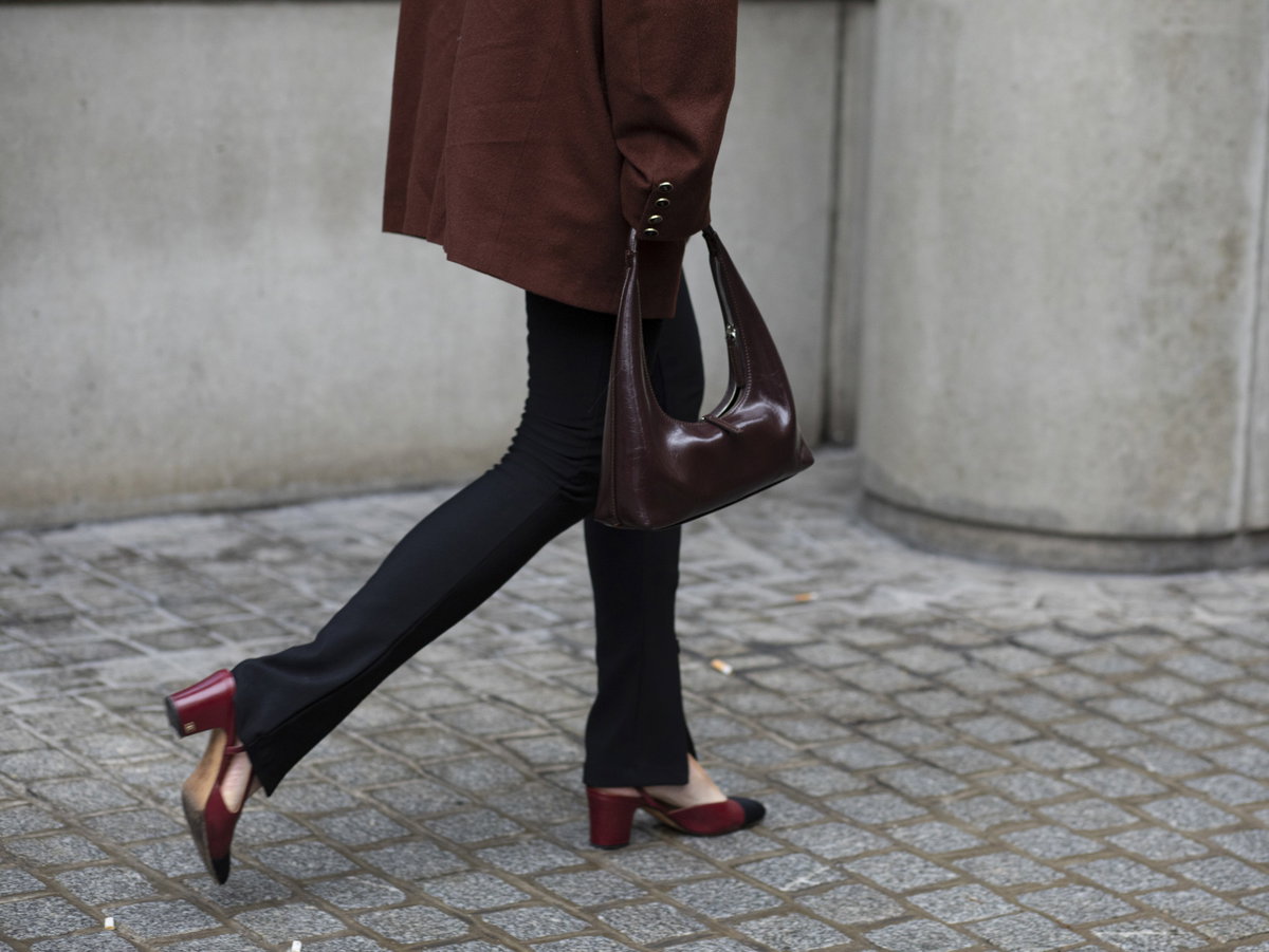 Frau in Chanel-Schuhen