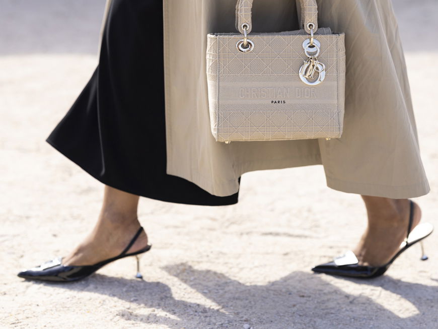 Frau mit Slingbacks