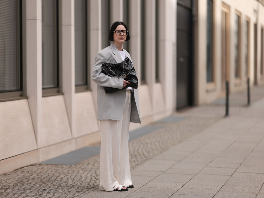 Frau trägt helle Schlupfhose