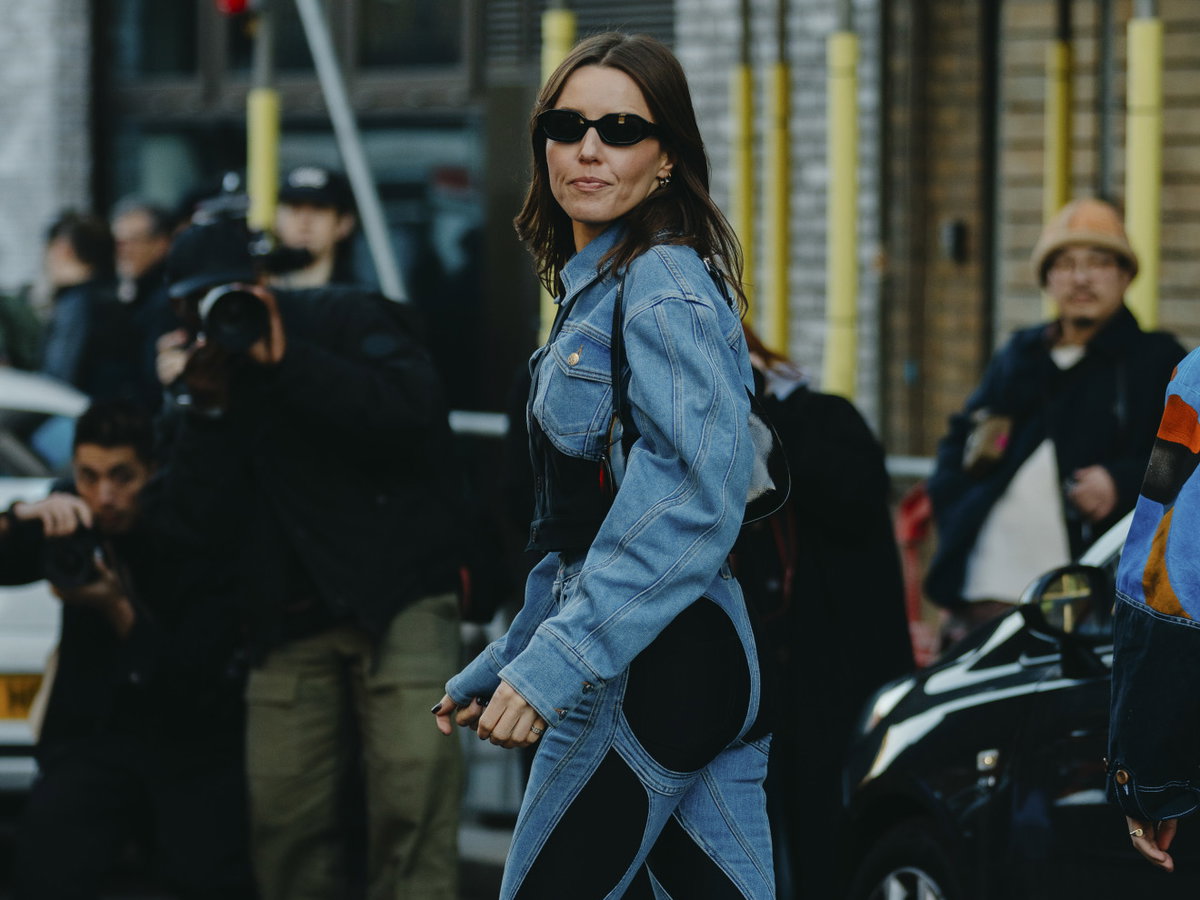 Frau im Jeans-Outfit