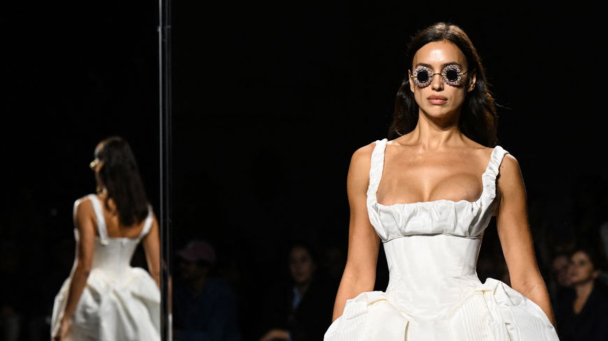 Dieser vergessene Kleider-Trend zaubert die schönste Silhouette