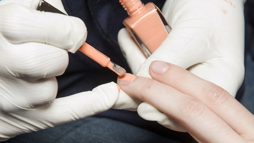 Nagellack-Trends 2024: Unsere Nails tragen wir im Sommer in DIESER Farbe