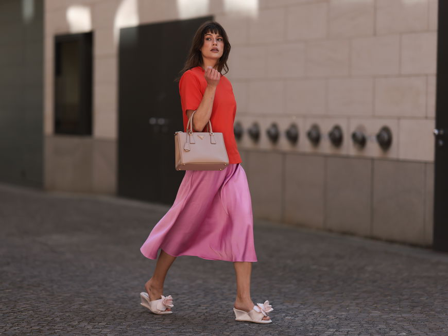 Frau in rotem und rosafarbenem Outfit
