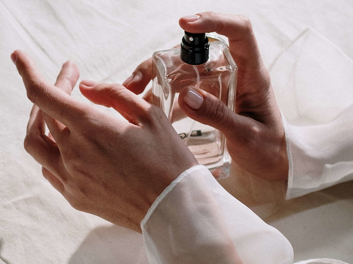 Nahaufnahme von einem Parfum in Händen