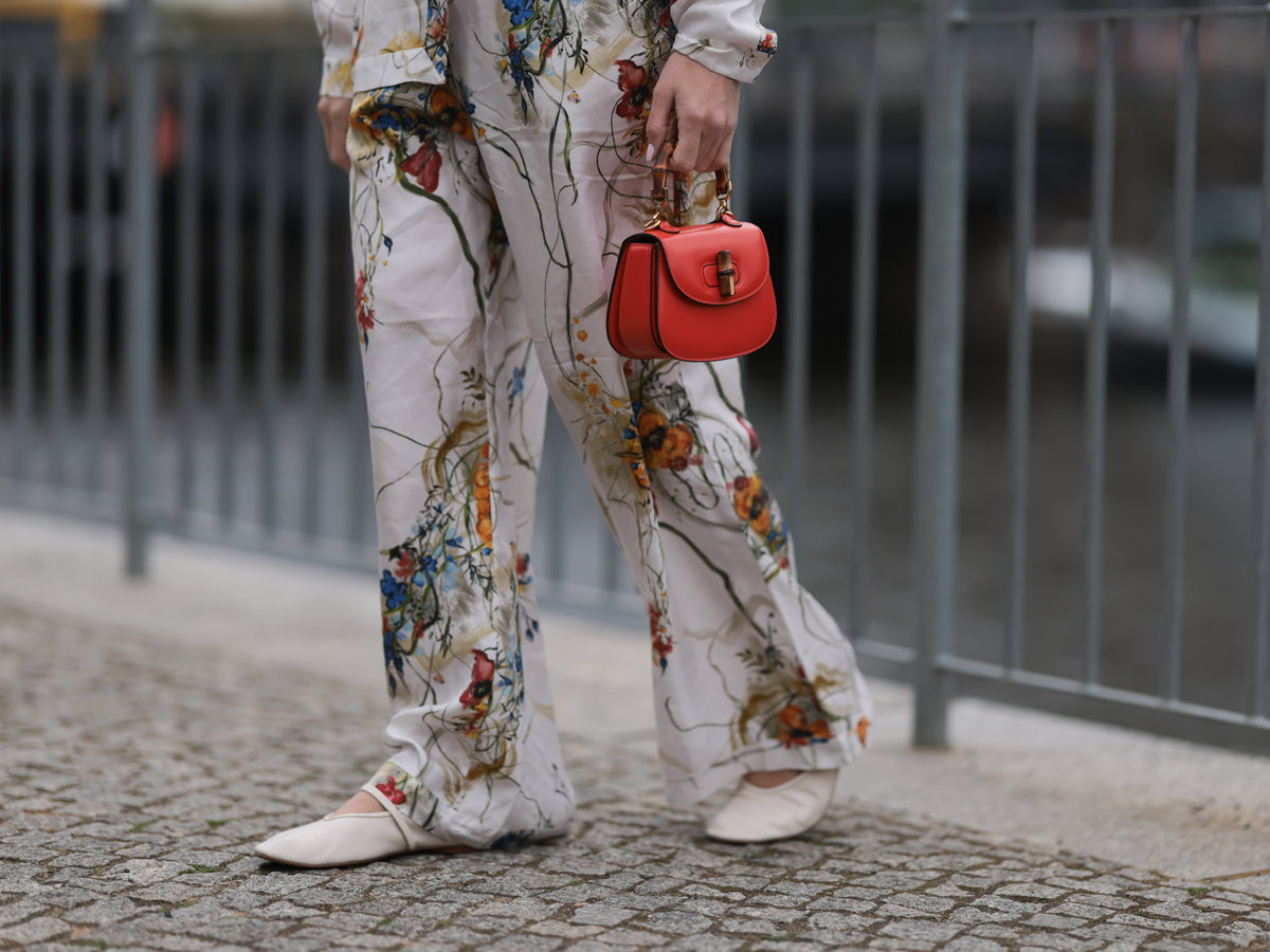 Frau mit Slouchy Ballerinas