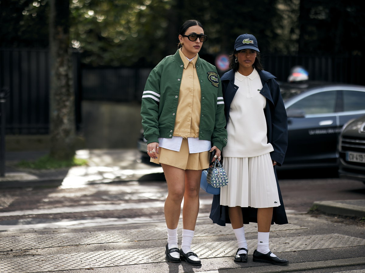 Zwei Frauen in Tenniscore
