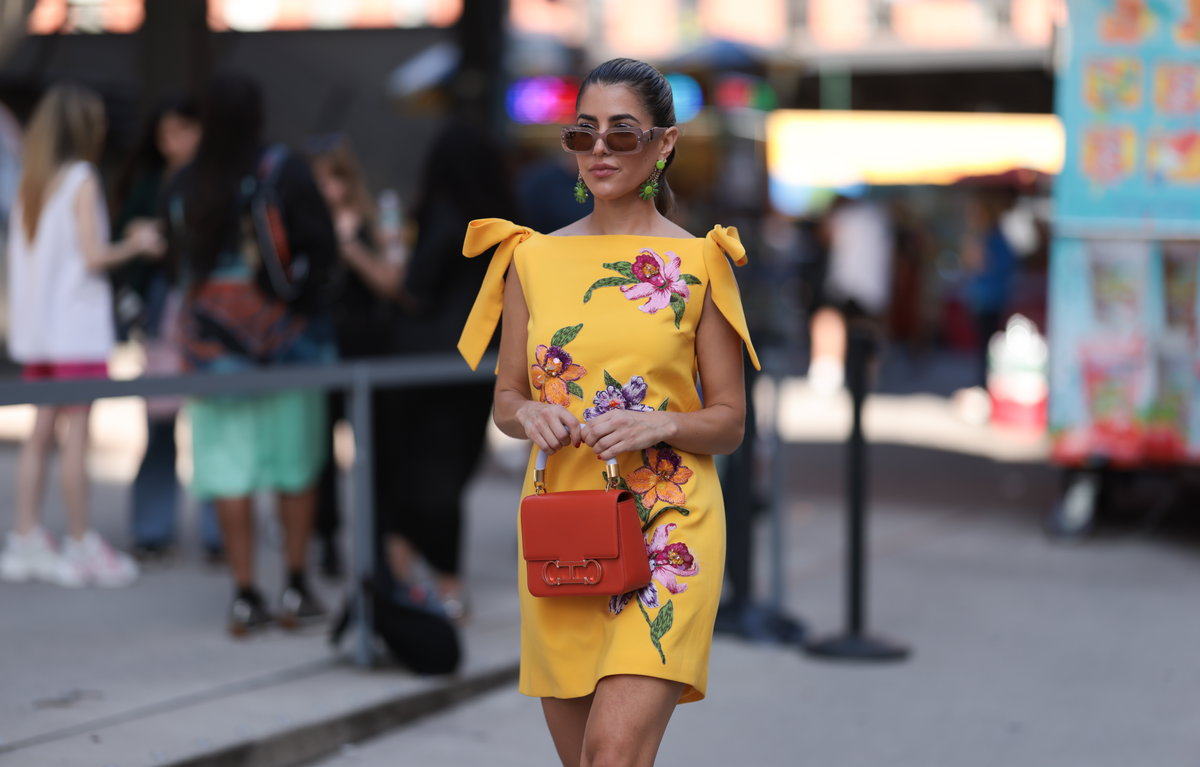 Frau im gelben Minikleid Streetstyle