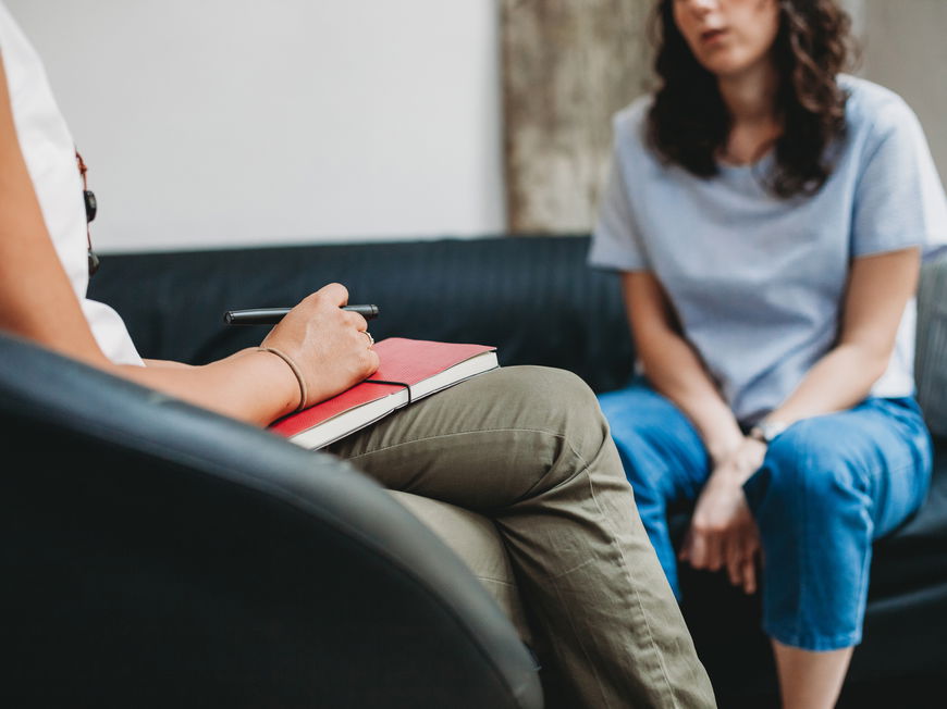 Zwei Frauen sitzen sich gegenüber