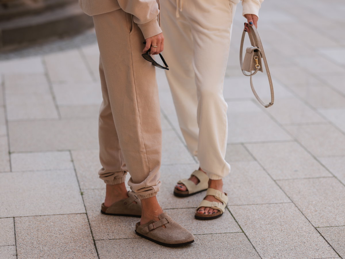 Zwei Frauen in Birkenstocks