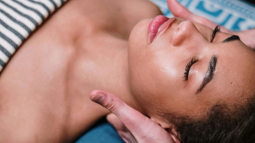 Aqua Peeling: Alles, was du über die Beauty-Behandlung wissen musst