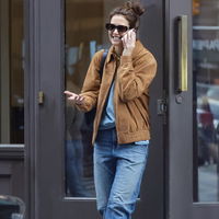 Katie Holmes trägt die schönste Lederjacke für Frauen ab 40 – von Mango