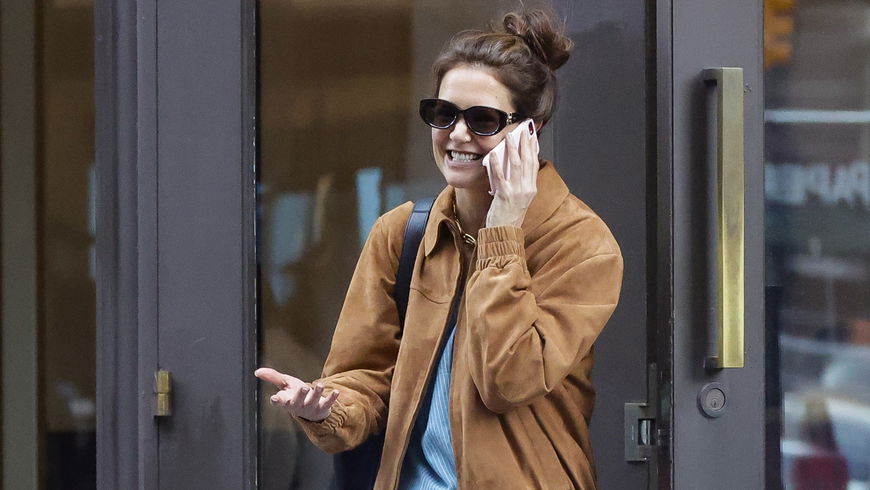 Katie Holmes trägt die schönste Lederjacke für Frauen ab 40 – von Mango