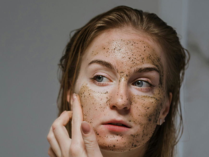 Frau trägt Green Peel Gesichtsmaske auf
