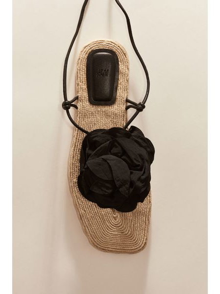 Sandalen mit floraler Applikation