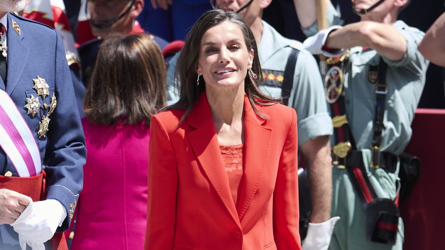 So kombinierst du Sneaker elegant zum Hosenanzug – laut Letizia von Spanien