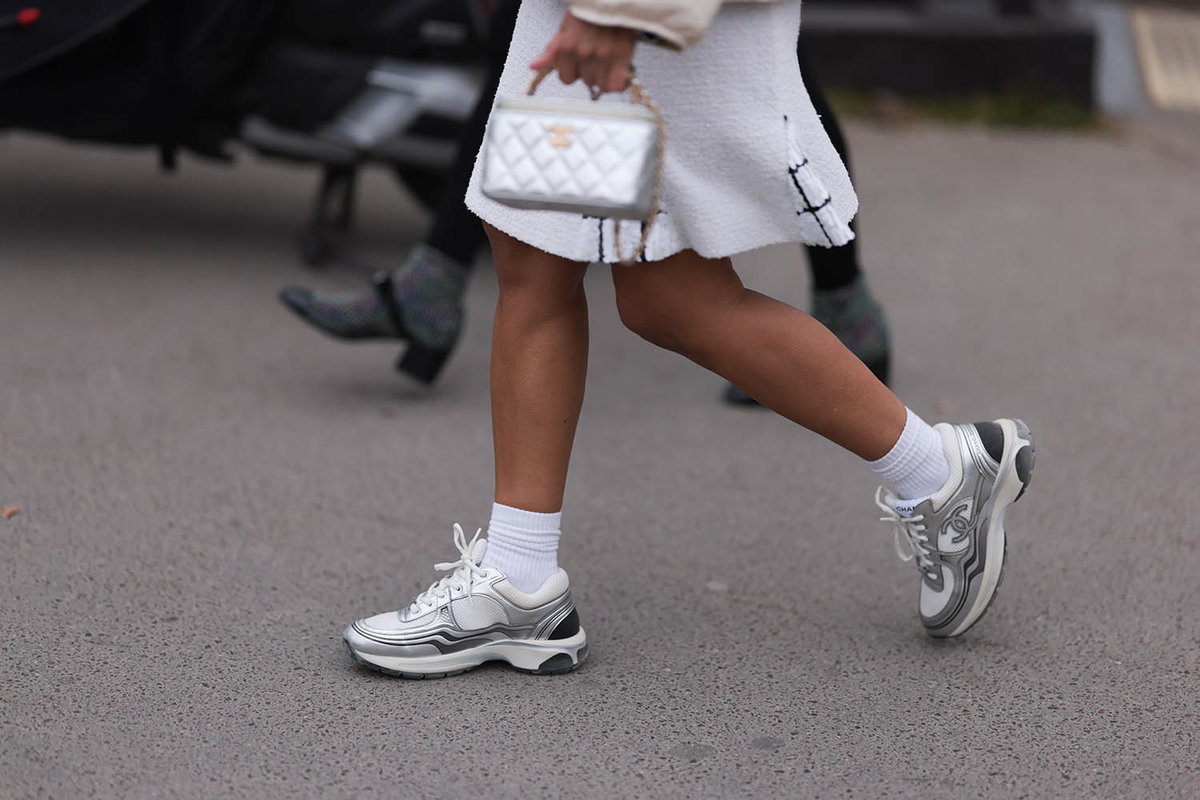 Frau mit metallischen Schuhen