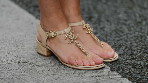 Diese Sandalen mit niedrigem Absatz kannst du trotz Hallux valgus tragen