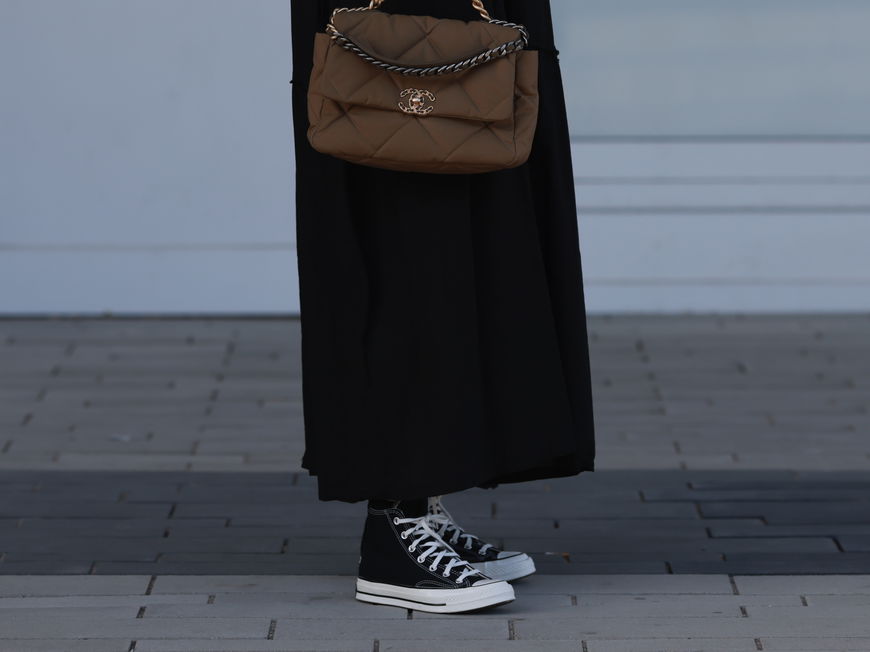 Schwarzes Kleid mit Chucks