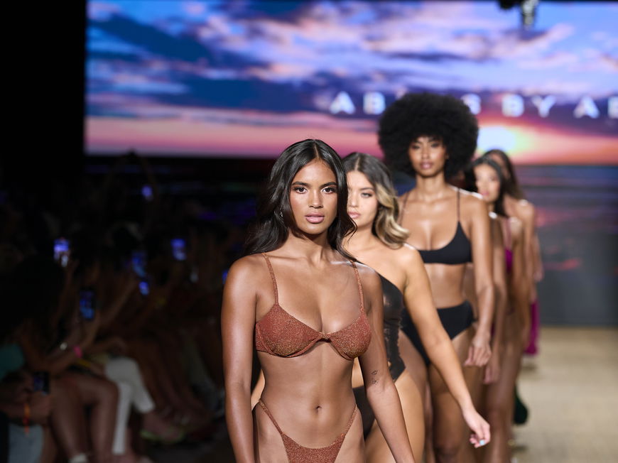 Frauen in Bikinis
