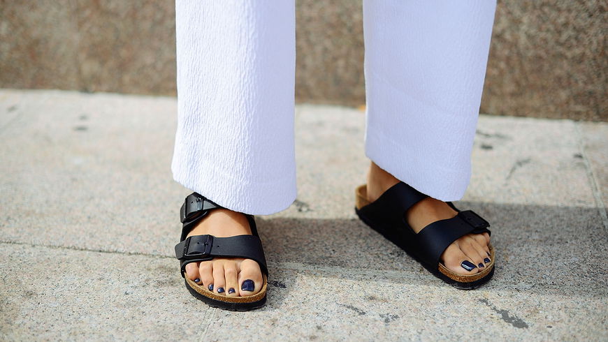 Sandalen-Trends: Das Modell von Papillio beschert lange Beine