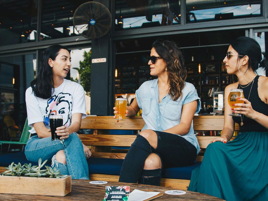 3 Frauen unterhalten sich