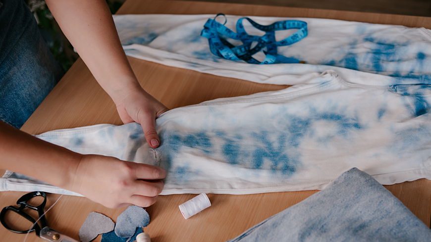 Jeans flicken: Mit dieser Anleitung funktioniert es schnell und einfach