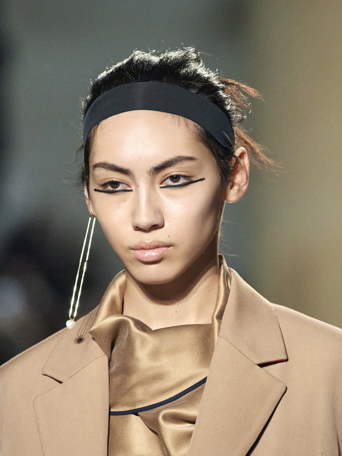 Model mit Haarband