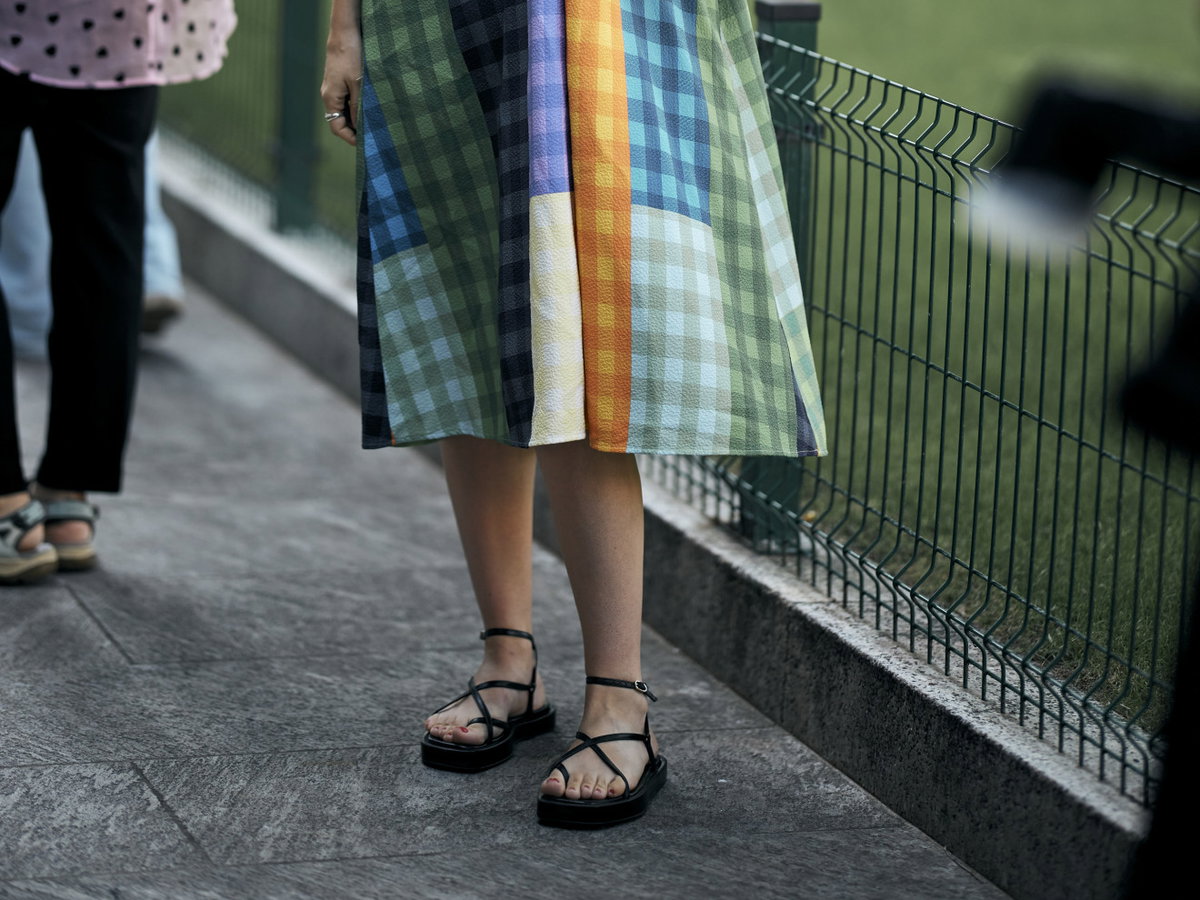 Frau mit Plateau-Sandalen