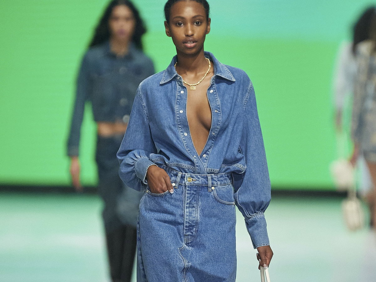 Frau in Jeansrock mit spitzen Ballerinas