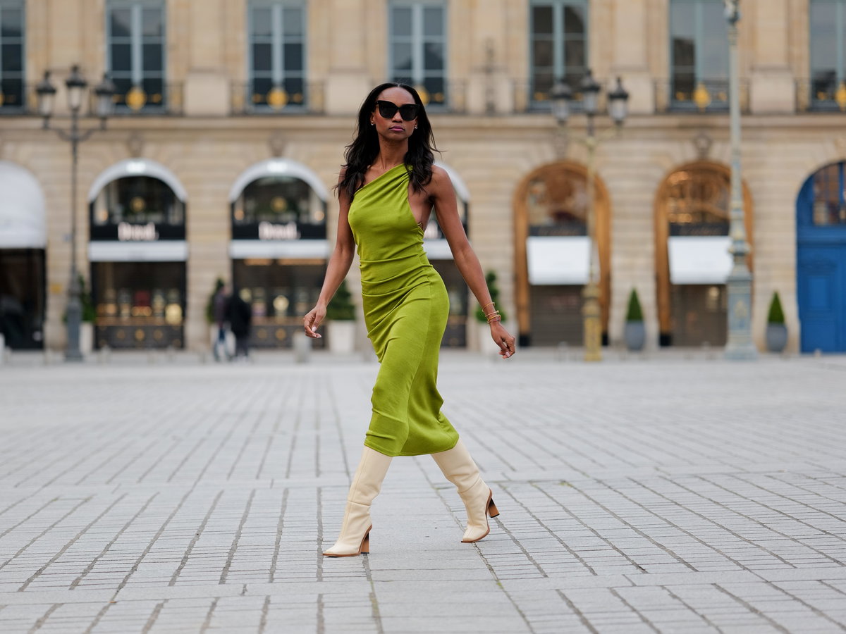 Grünes Kleid mit cremefarbenen Stiefeln