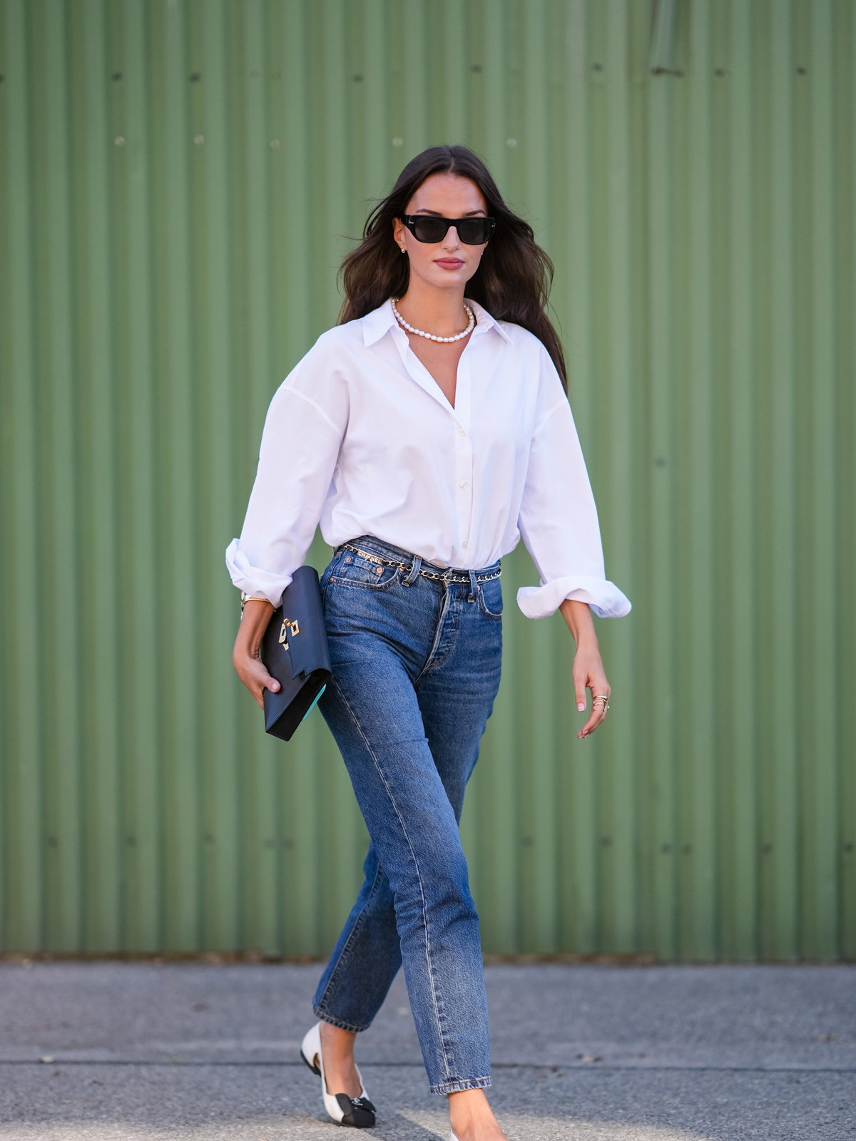 Frau in Ballerinas mit Jeans